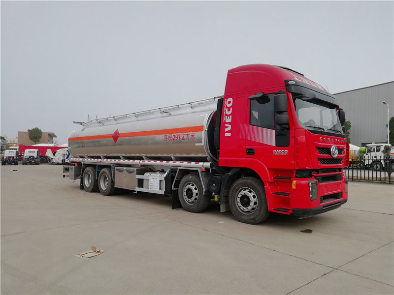 上汽紅巖29.7方前四后八鋁合金運油車，20噸運油車